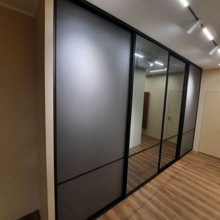 Раздвижные двери купе для встроенного шкафа в спальне 